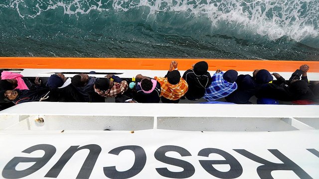 Aquarius, battaglia navale tra Malta e Italia: sindaci sfidano Viminale