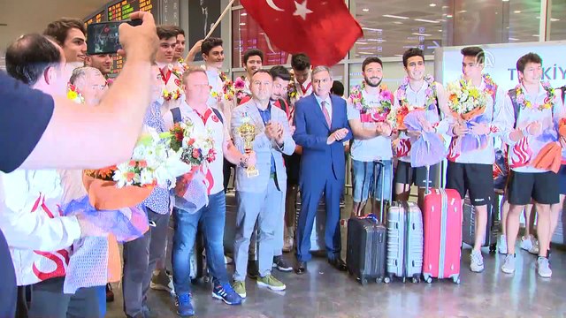 Dünya şampiyonu Okyanus Koleji, İstanbul'a döndü