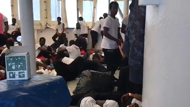 إيطاليا تدعو إلى غلق موانئها أمام سفن تقلّ مهاجرين غير شرعيين