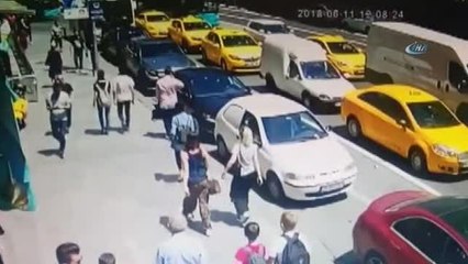 Şişli'de Halk Otobüslerinin Kazası Güvenlik Kamerasında