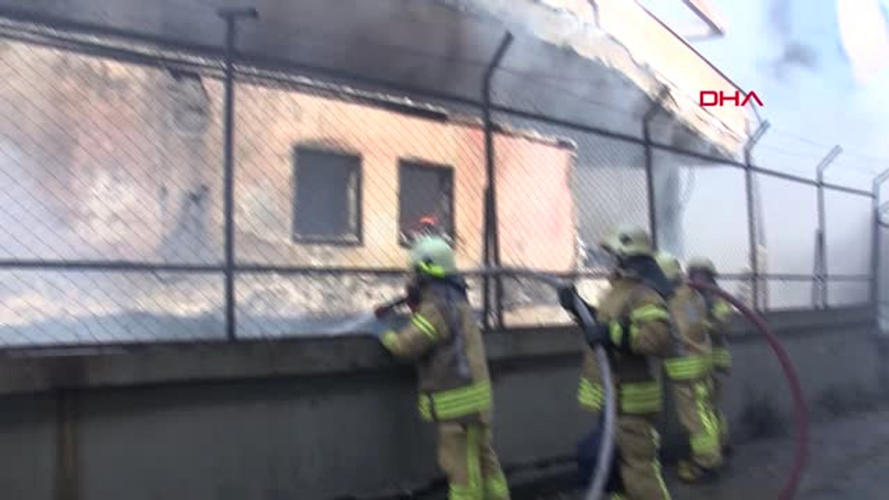 Yangında Ayağından Yaralanan İtfaiye Eri Hastaneye Kaldırıldı