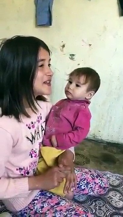 Gülerek Başladığı Şarkıyı Yaşlı Gözlerle Bitirdi  5 Kardeşine Annelik Yapan 4. Sınıf Öğrencisi Hurşide