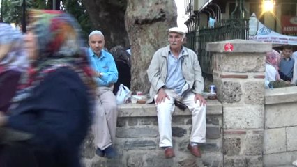 Kadir Gecesi'nde On Binler Ulu Cami ve Emirsultan'a Akın Etti