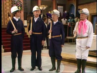 Are You Being Served S08E08  Roots (Christmas Special)