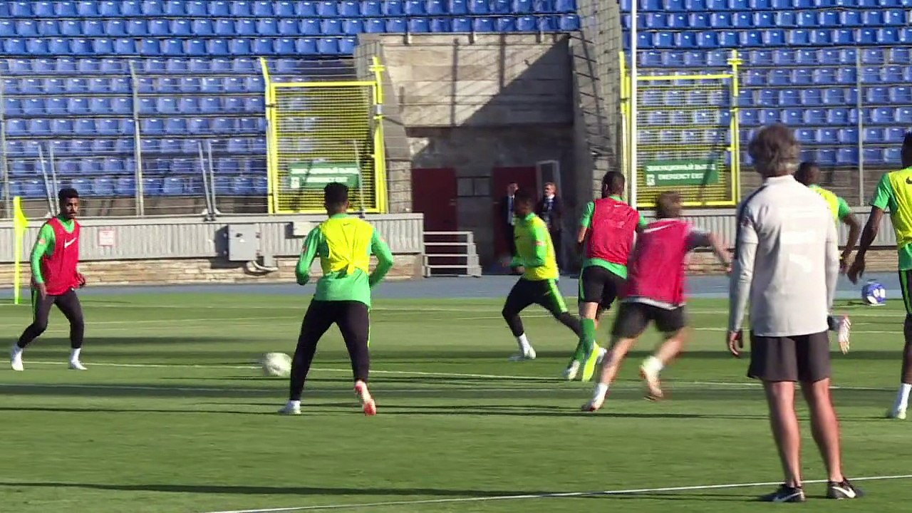 المنتخب السعودي يتمرن استعدادا لنهائيات كأس الع...