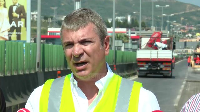 Mbushen gropat e autostradësTiranë-Durrës - Top Channel Albania - News - Lajme