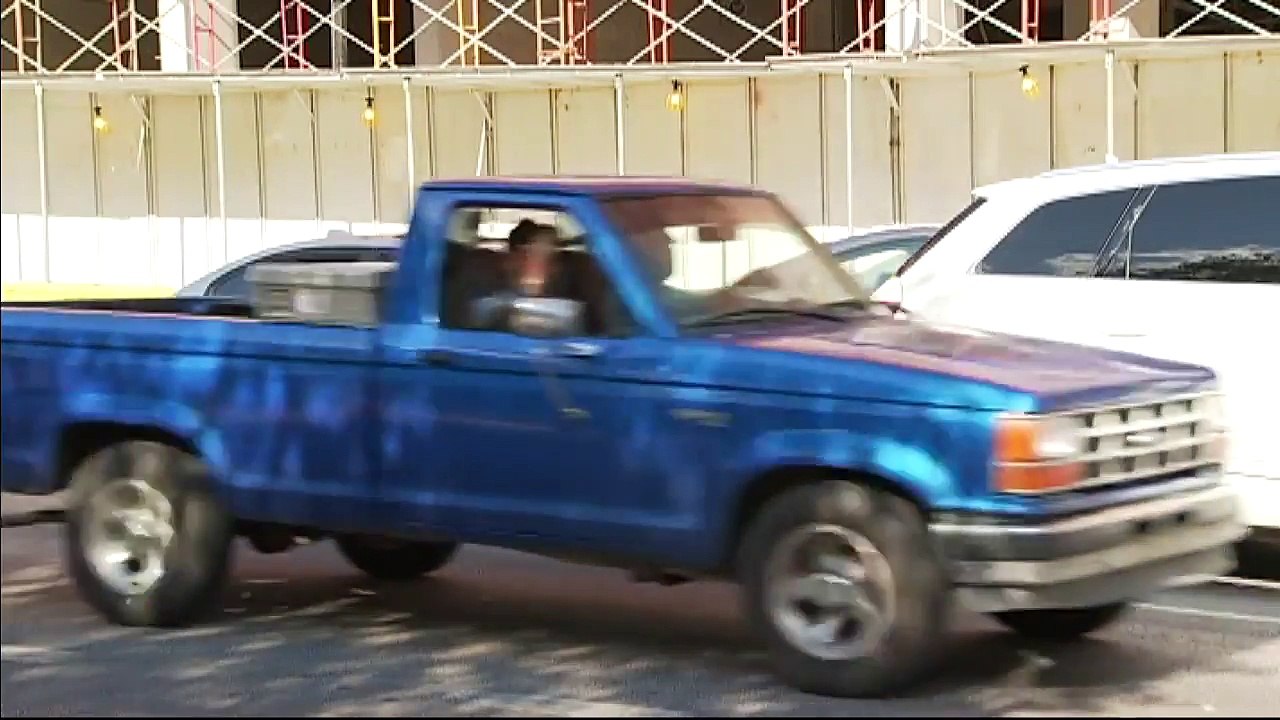 Cet automobiliste est tellement impatient qu’il pousse les voitures dans les bouchons