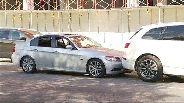 Un automobiliste furieux pousse les autres voitures dans les bouchons