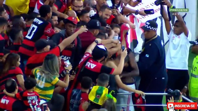 EMOCIONANTE !!! VINICIUS JUNIOR CHORA E VAI PARA OS BRAÇOS DA TORCIDA EM SUA DESPEDIDA DO MARACANÃ