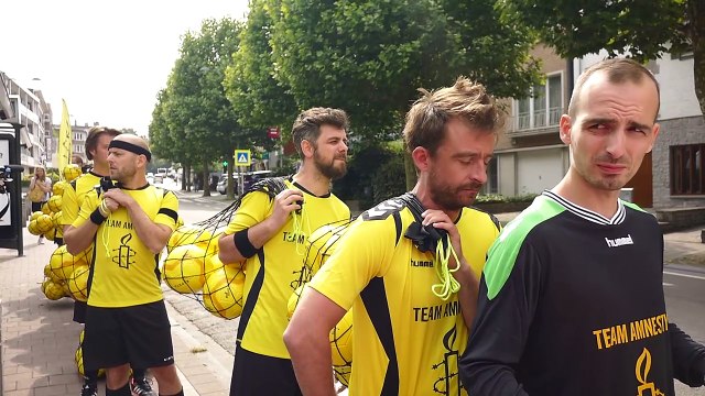 Amnesty International lance des ballons de football face à l'ambassade de Russie