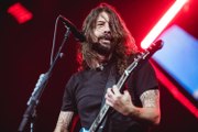Dave Grohl Falls again on stage with the Foo Fighters - prank june 2018