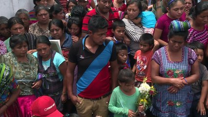 Download Video: Guatemala: sobrevivientes entierran a víctimas