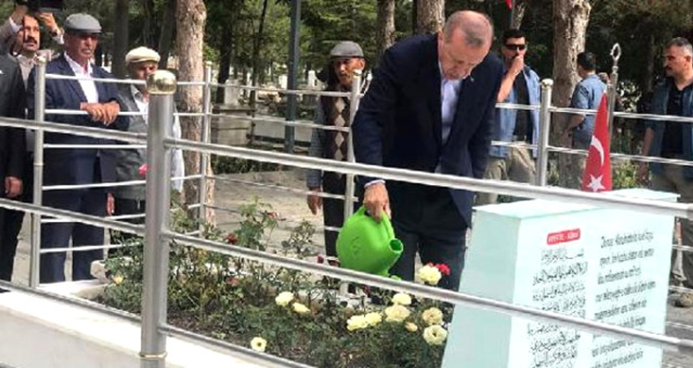Erdoğan, Darbe Girişiminin Seyrini Değiştiren Ömer Halisdemir'in Mezarını Ziyaret Etti