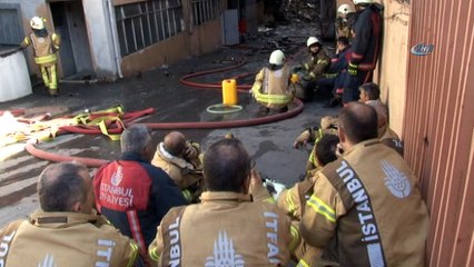 Yangın çıkan iş merkezinde çökmeler meydana geliyor