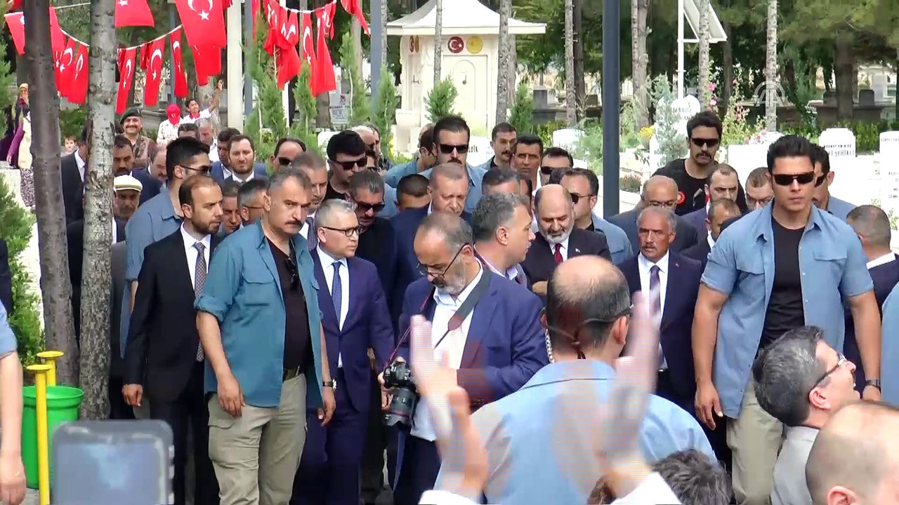 Cumhurbaşkanı Erdoğan, şehit Ömer Halisdemir'in kabrini ziyaret etti - NİĞDE