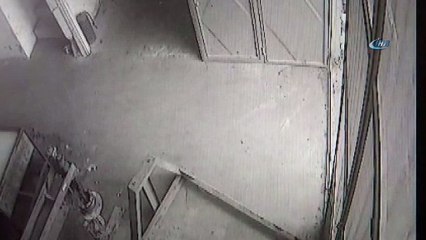 Kahramanmaraş'ta bir iş yerine giren hırsızlar, güvenlik kameralarına yakalandı