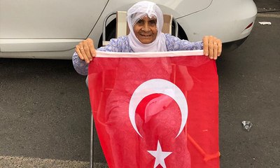 Diyarbakırlı teyzeden Muharrem İnce'ye Türk bayrağı