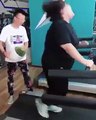 زوج يساعد زوجته على عدم التكاسل أثناء ممارسة الرياضة ، لكي تخفف من وزنها