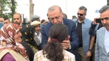 Cumhurbaşkanı Erdoğan, Kahraman Ömer Halisdemir'in Mezarını Ziyaret Etti