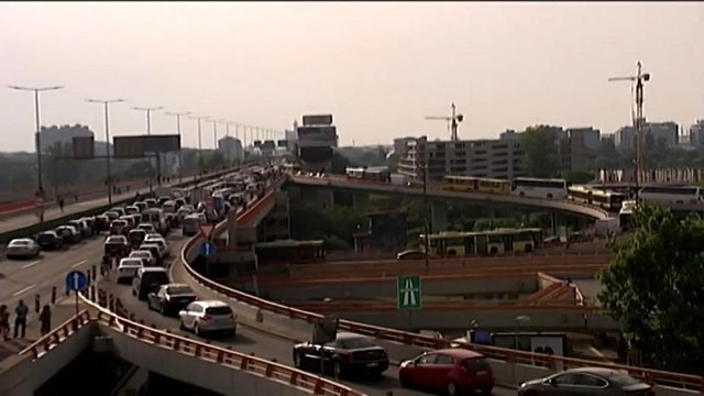 Stauen gegen höhere Spritpreise: Serbiens Regierung wittert Umsturz