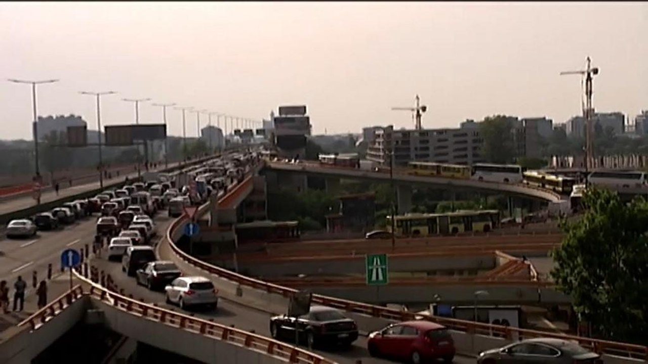 Stauen gegen höhere Spritpreise: Serbiens Regierung wittert Umsturz