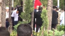 Cumhurbaşkanı Erdoğan, Kahraman Ömer Halisdemir'in Mezarını Ziyaret Etti