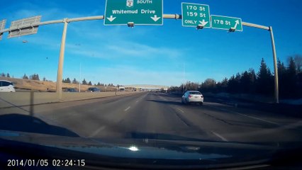 Inconscient, un policier gère la circulation en plein milieu de l'autoroute