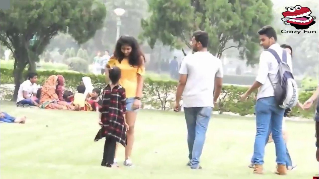 ५ साल की बच्ची सड़क पर जा रही लड़कियों को बोली मम्मी - आगे क्या हुआ देखे इस वीडियो में !