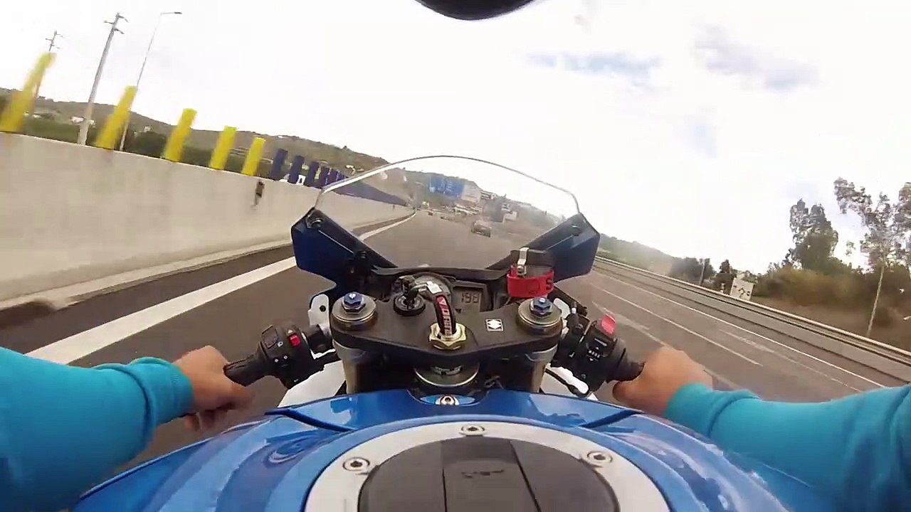 Un motard prend des virages à 240 km/h sur une autoroute