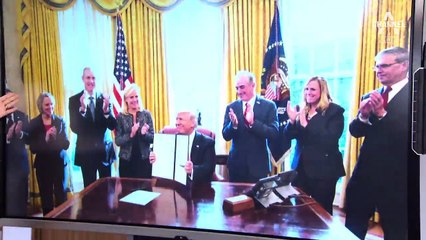 합의문 공개 전에 ‘사진’에 찍혀 아차차!