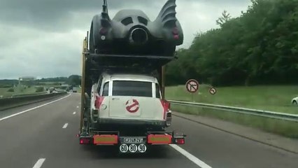 Un porte-voitures chargé de merveilles sur l'autoroute du Sud