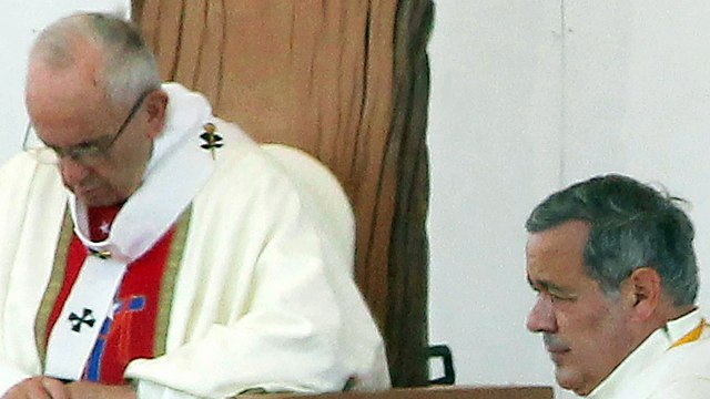 Papa acepta renuncia de obispos chilenos