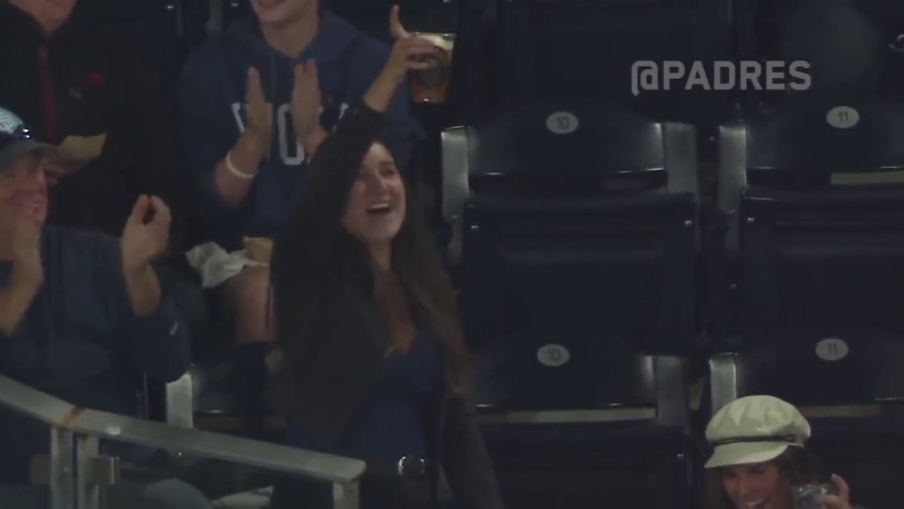 Elle attrape une balle de baseball avec sa bière