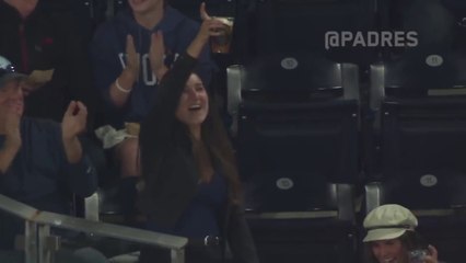 Elle attrape une balle de baseball avec sa bière