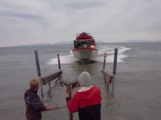 Amarrer un bateau en mode extrême... Joli