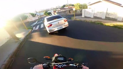 Un biker fait un doigt à un conducteur mais le karma va le rattraper