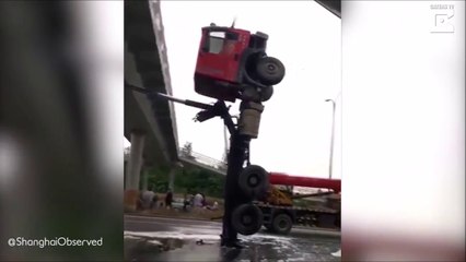 Download Video: Ce camion a mal jugé la hauteur du pont... Dommage