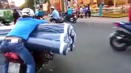 Livreur de tapis en scooter... tranquillou!