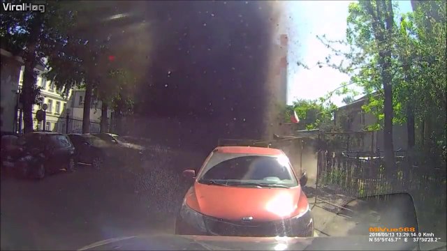 Une canalisation d'eau souterraine explose en pleine rue... Incroyable