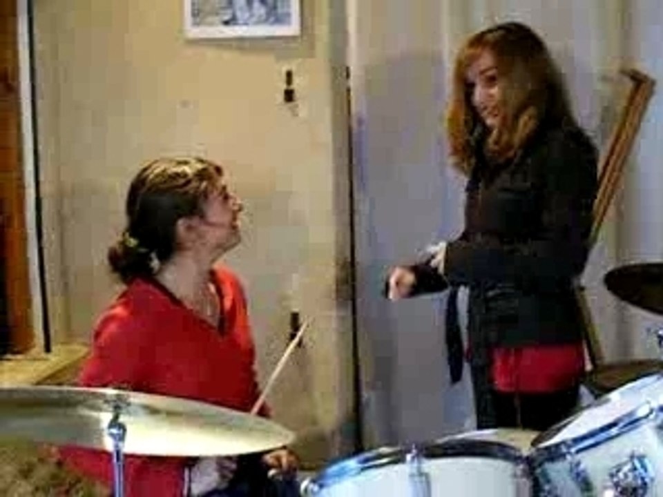 Zélia à la batterie et Audrey qui essai de dire Bonjour.