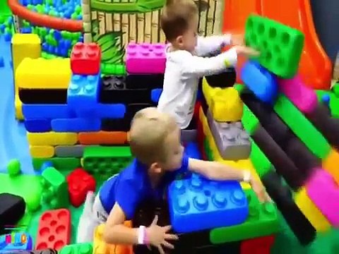 Aprenda as cores para crianças com os carros de brinquedo de madeira. Pneus de madeira Sisaw