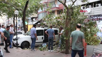 İzmir'deki Şiddetli Rüzgar Pazar Tezgahlarını Yıktı