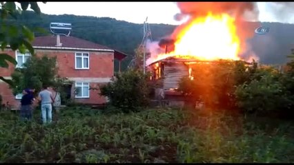 Kastamonu'da İki Katlı Ahşap Bina Cayır Cayır Yandı