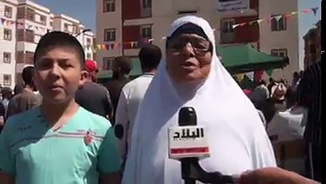 Réaction d'une femme après réception des clés de son appartement