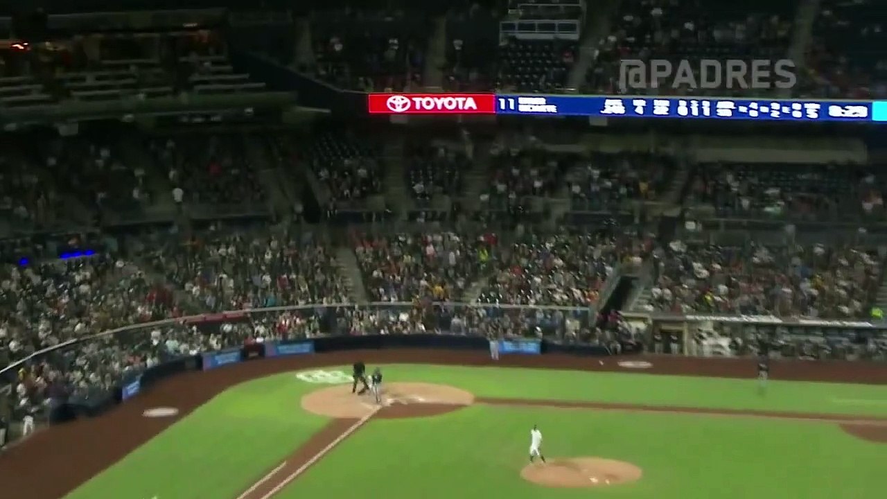 Elle rattrape la balle d'un match de Baseball avec sa bière !