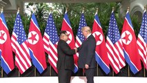 Trump e Kim trocam aperto de mãos histórico