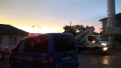 Cami minaresine yıldırım düştü