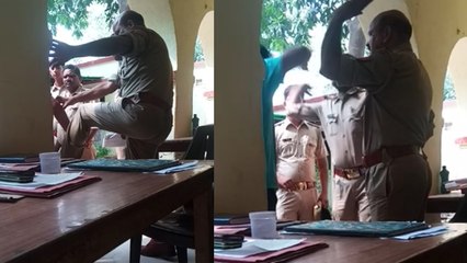 थाने के अंदर पुलिसकर्मियों ने युवक लात-घूसों से पीटा, देखें वीडियो