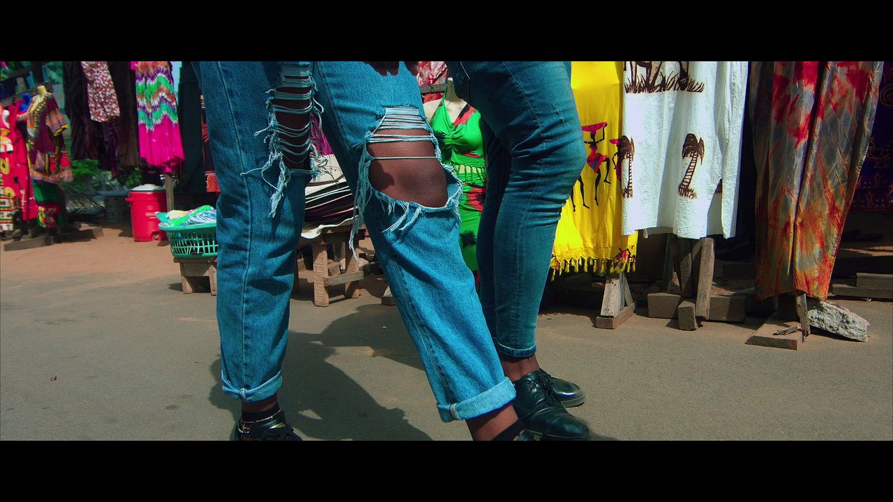 DANIELA AHANDA "POSER"