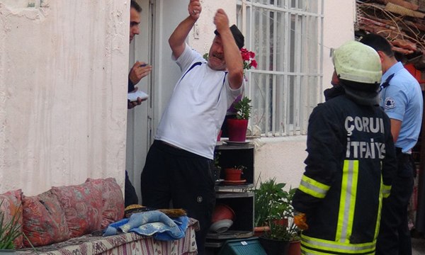 Kendini odaya kilitleyip evi ateşe verdi